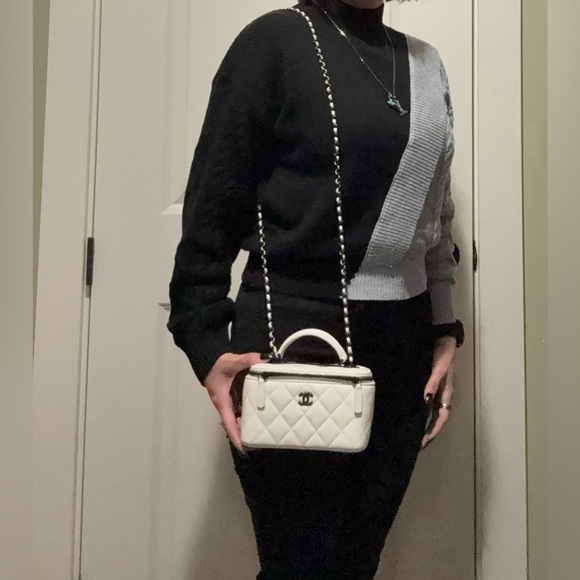 RARE❤️‍🔥NEW🖤🤍 CHANEL Trendy CC
Lambskin Quilted Mini Top Handle Vanity Bag - Picture 11 of 14